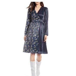 BRAND NEW . V neck patterned dress